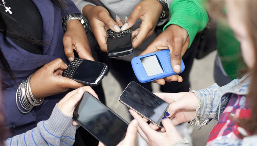 Social addiction: il timore di essere tagliati fuori Social addiction: il timore di essere tagliati fuori